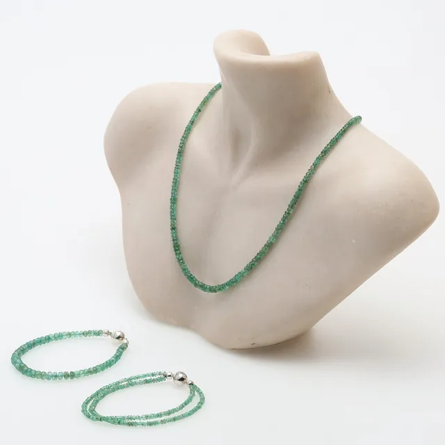 COLLIER samt ARMBAND, 3 delar, fasetterade smaragder, magnetlås i silver.