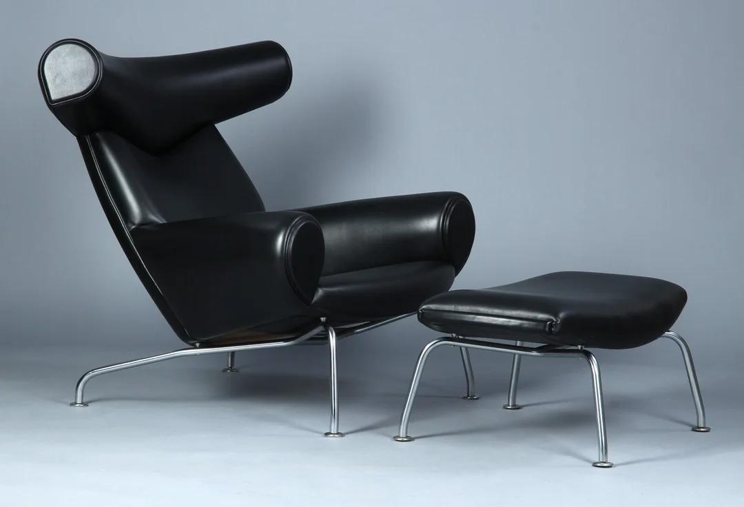 Hans J. Wegner. 'Ox-chair', EJ-100 in black leather with stool (2) — Furniture/Lounge chairs — Lauritz