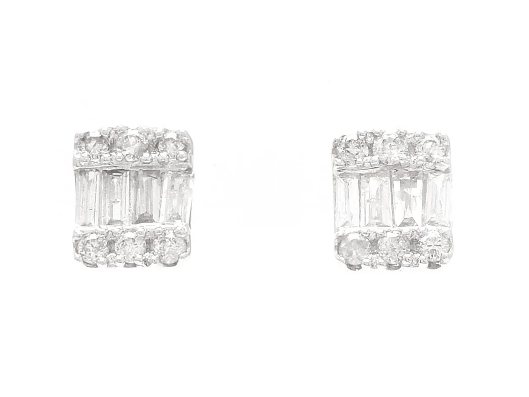ÖRHÄNGEN, 18K vitguld, 12 briljantslipade diamanter, 8 baguettslipade diamanter ca 0,13 ctv, ca W-Cr/P, stift, gummistoppers, mått 5,0 x 4,0 mm, vikt 0,6 g, flertalet diamanter har nagg och skador. — Smycken/Örhängen — Kaplans