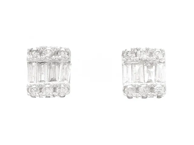 ÖRHÄNGEN, 18K vitguld, 12 briljantslipade diamanter, 8 baguettslipade diamanter ca 0,13 ctv, ca W-Cr/P, stift, gummistoppers, mått 5,0 x 4,0 mm, vikt 0,6 g, flertalet diamanter har nagg och skador.