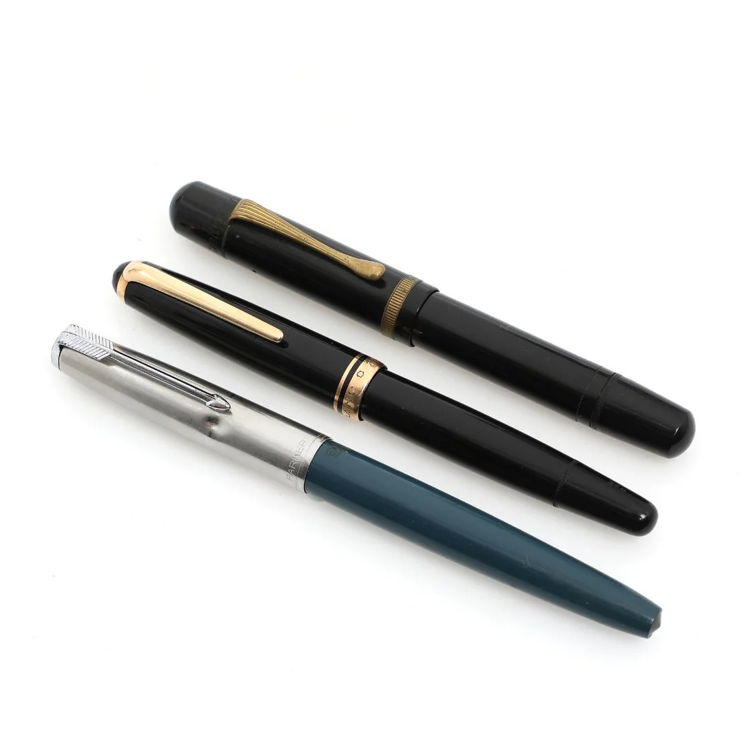 Montblanc fountain pen, design 252, with 14k gold nib, accompanied with Parker and Pelikan fountain pen with 14k gold nibs. (3) — Jewellery/Various — Bruun Rasmussen
