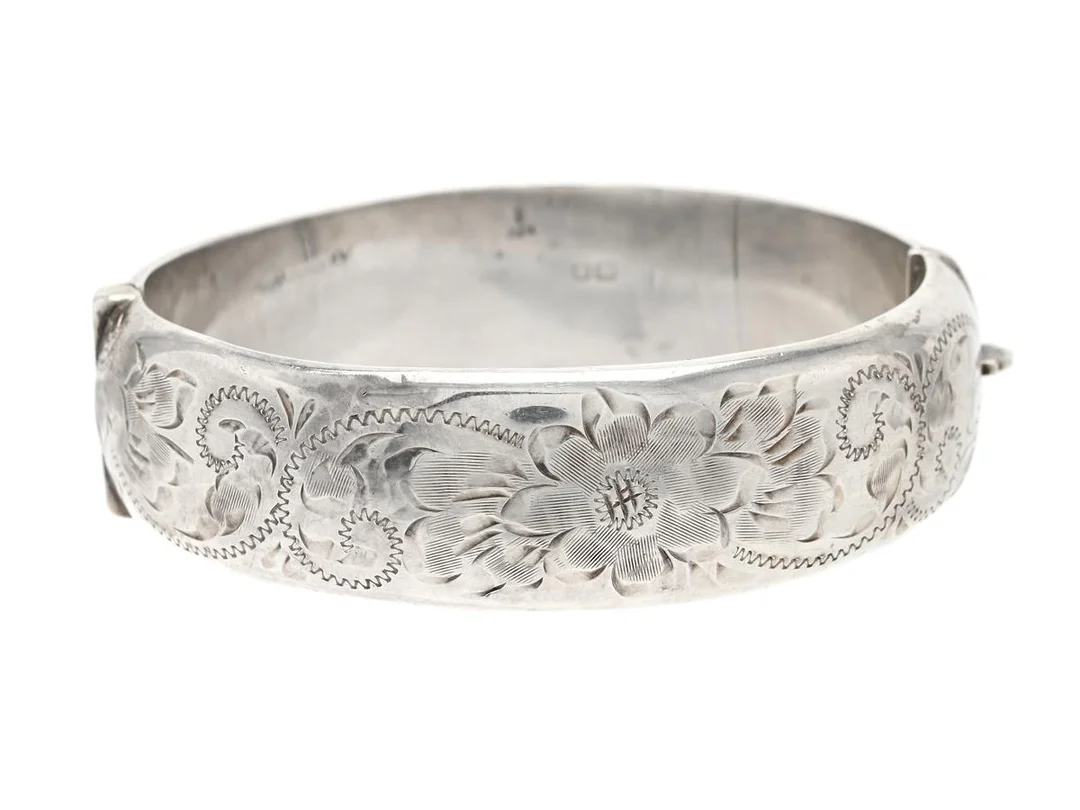 ARMRING, sterlingsilver, öppningsbar, blomdekor, Biminghamn 1977, innermått ca 18,5 cm, säkerhetskedja, vikt 29,1 g. — Smycken/Armring — Kaplans