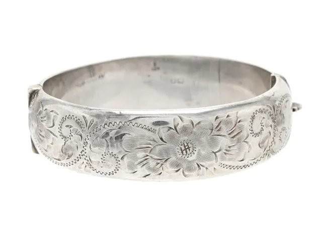 ARMRING, sterlingsilver, öppningsbar, blomdekor, Biminghamn 1977, innermått ca 18,5 cm, säkerhetskedja, vikt 29,1 g.