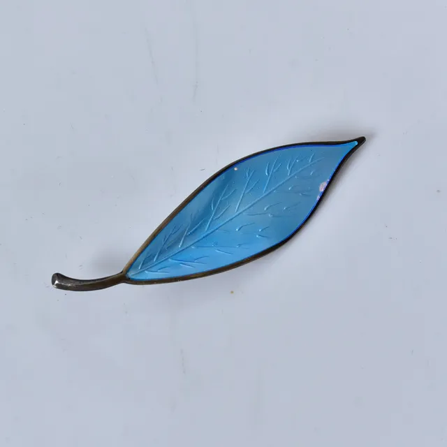 DAVID ANDERSEN. brosch, förgyllt stelingsilver, lövformad.