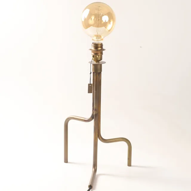 SABINA GRUBBESON. Bordslampa, "Strapatz", mässingsrör, för Belysningsfabriken Konsthantverk, Tyringe.