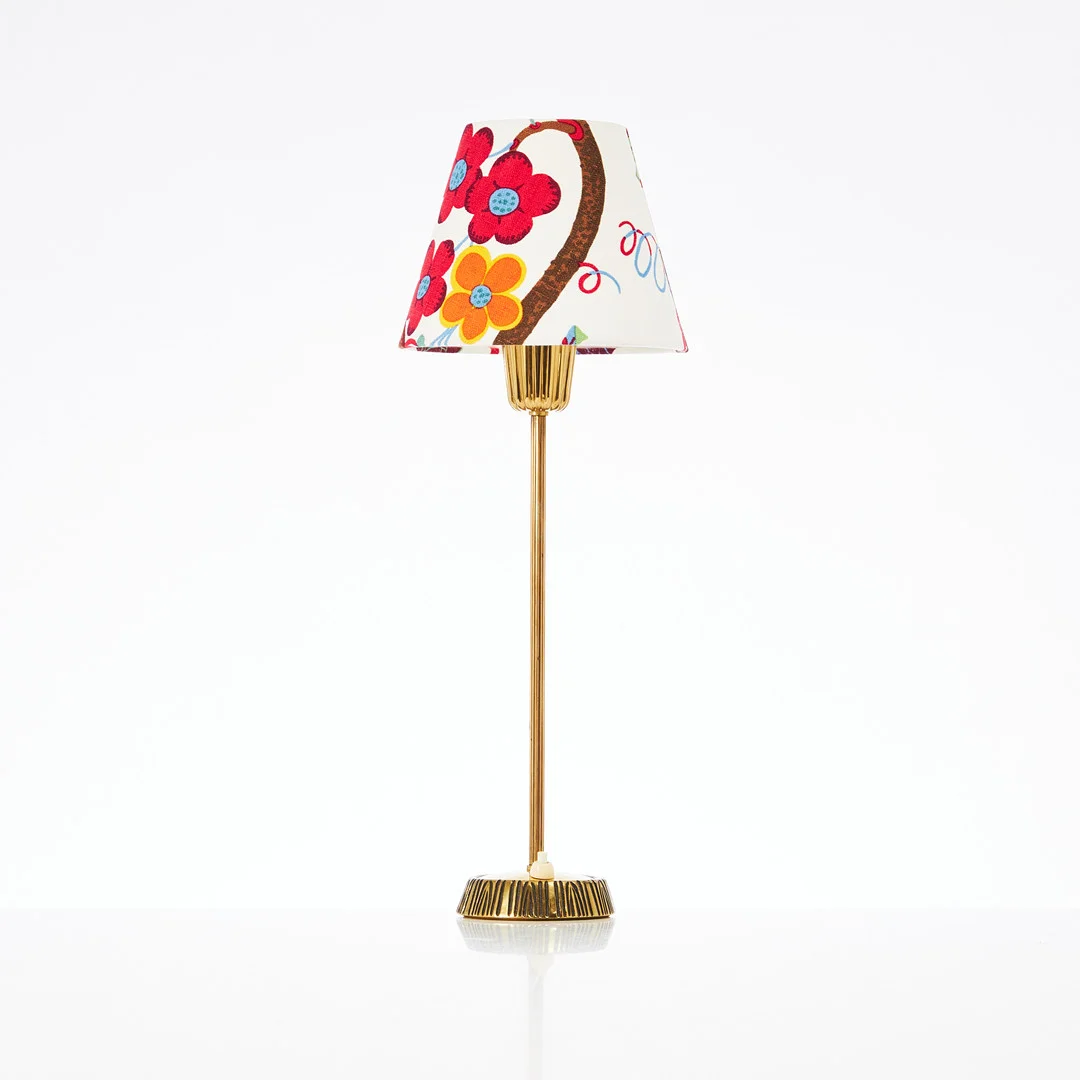 SONJA KATZIN (1919-2014), bordslampa, för ASEA, mässing, märkt i botten, skärm i tyget "Baranquilla" av Josef Frank för Svenskt Tenn. — Table Lamps — Stockholms Auktionsverk Magasin 5