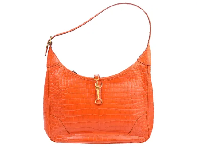 HERMÈS, VÄSKA, Hobo Bag, orange Crocodile Porosus läder, guldfärgade beslag, 30,5x29x9 cm, märkt square, år 1997-2014, dustbag. Very Good Condition.