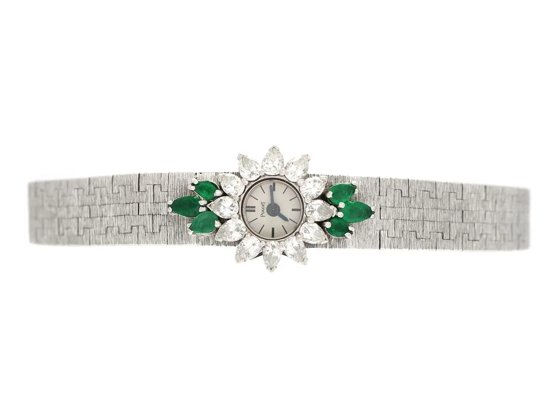 PIAGET, damur, 16 mm, Cal 2P, Verk nr. 683236, Boett nr. 1340 A6 / 150272, 18K vitguld, manuell, safirglas, formverk, droppslipade diamanter (12 st. ca TW/VVS, ca 1,0 ctv), droppslipade smaragder på boetten (6 st.), integrerad länk i 18K vitguld, längd 188 mm, totalvikt 45,3 gram, ca 1970. — Klockor/Piaget — Kaplans