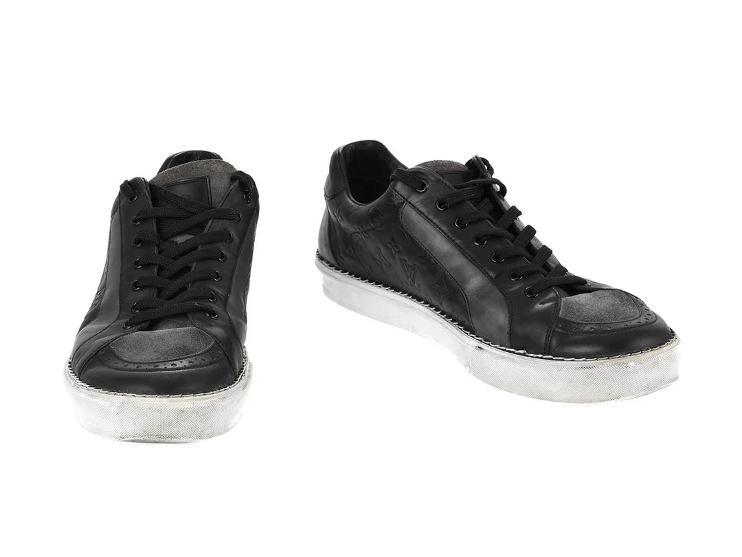 SKOR, LOUIS VUITTON, Sneakers, svart skinn, grå mocka, monogram, stl 8 ca 42, bruksslitage, — Kläder/Skor — Kaplans