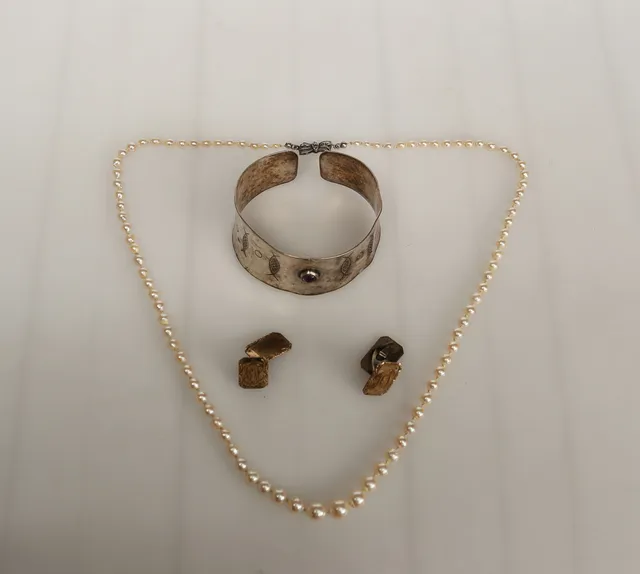 ARMRING, MANSCHETTKNAPPAR & PÄRLCOLLIER, silver.