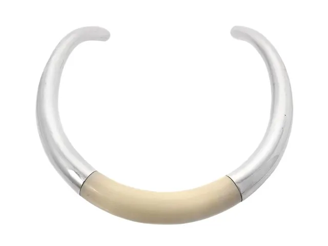 GEORG JENSEN, collier, Aura, nr A29AE, sterlingsilver, mammutbete, formgiven 1978 av Anne Ammitzböll, Danmark, innermått 11,5x12 cm, vikt 128,1 g.