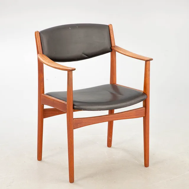 ALBIN JOHANSSON, HYSSNA. Armlehnstuhl in Teak, schwarzes Kunstleder, 1960er Jahre.