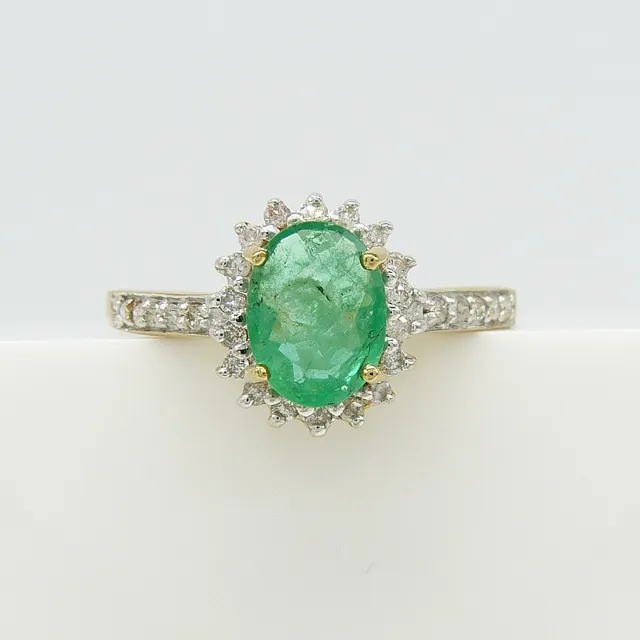 EMERALD & DIAMOND cluster ring.