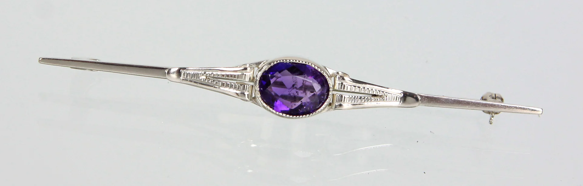 JUGENDSTIL SILBER BROSCHE MIT AMETHYST. — Brooches & Pendants — Auktionshaus Bossard