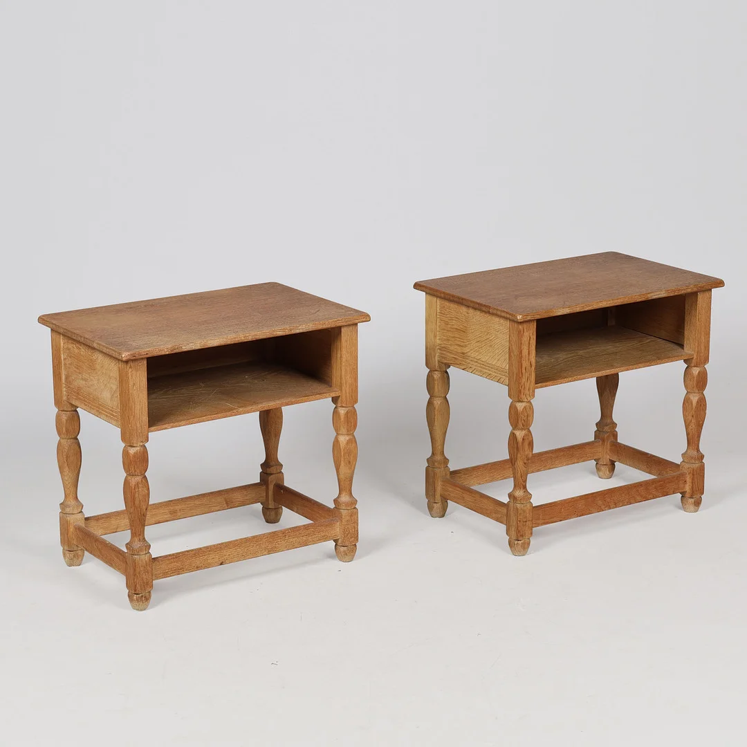 Et par sengeborde - sideborde med hylde massivt egetræ, dansk møbelproducent, Henning Kjærnulf stil, Danmark, 1960/70'erne, (2). — Tables — Palsgaard Kunstauktioner