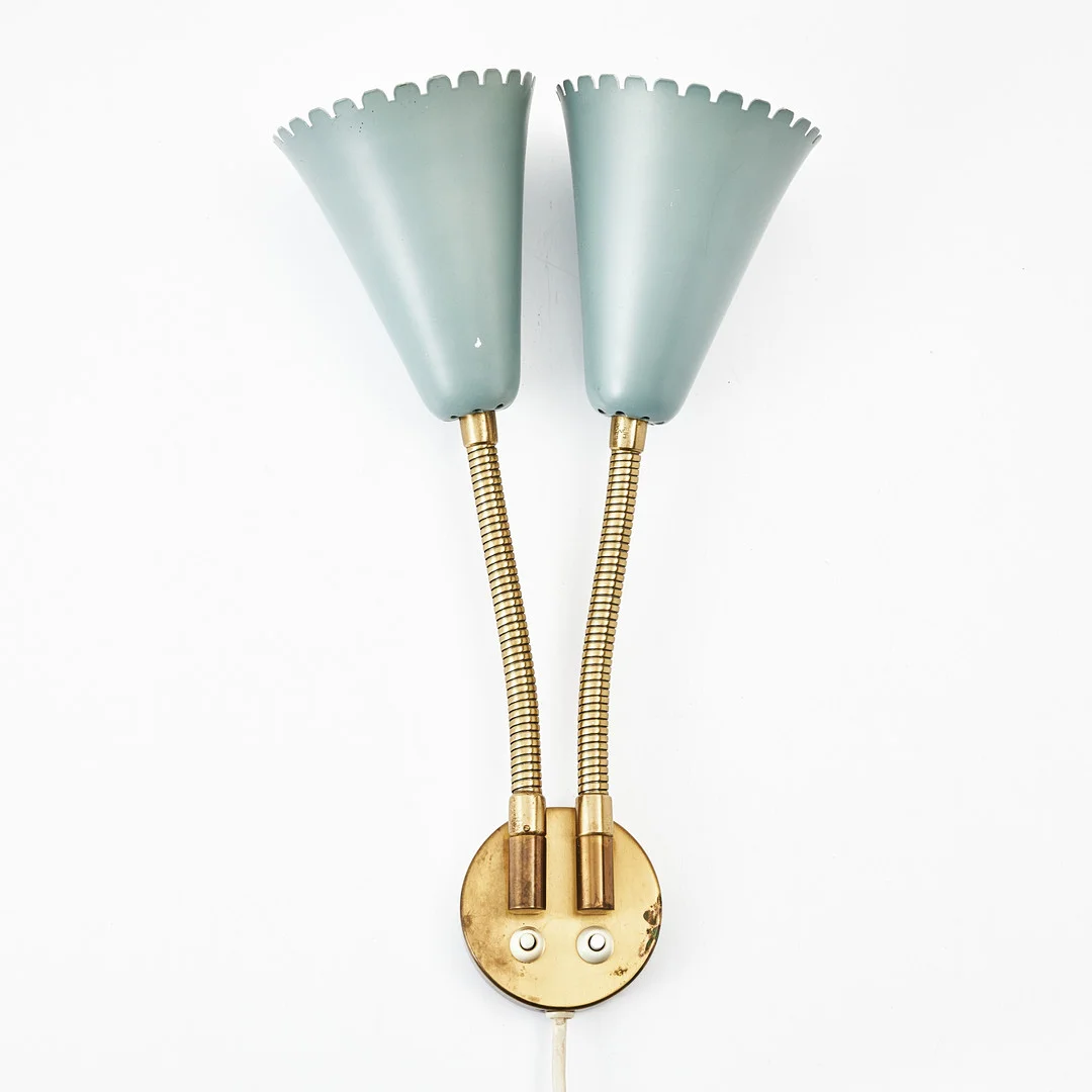 HARALD NOTINI. Vägglampa, Arvid Böhlmarks Lampfabrik, 1950-tal, Swedish Modern, modell 8661, mässing med lackerade skärmar. — Wall Lights — Stockholms Auktionsverk Magasin 5