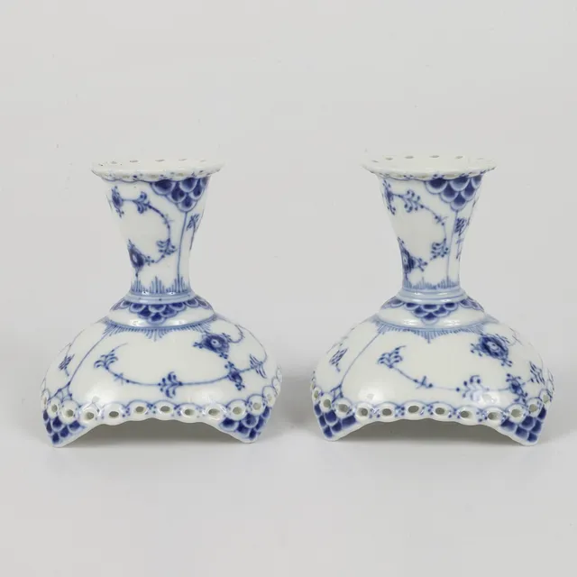 LJUSSTAKAR, 1 par, "Musselmalet", porslin, Royal Copenhagen, Danmark.