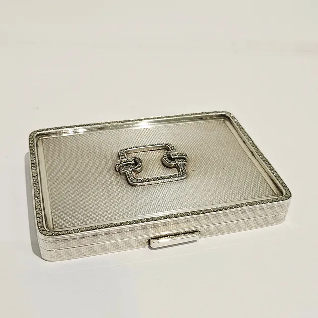 ESTUCHE ART DECÓ EN PLATA Y MARQUESITAS.