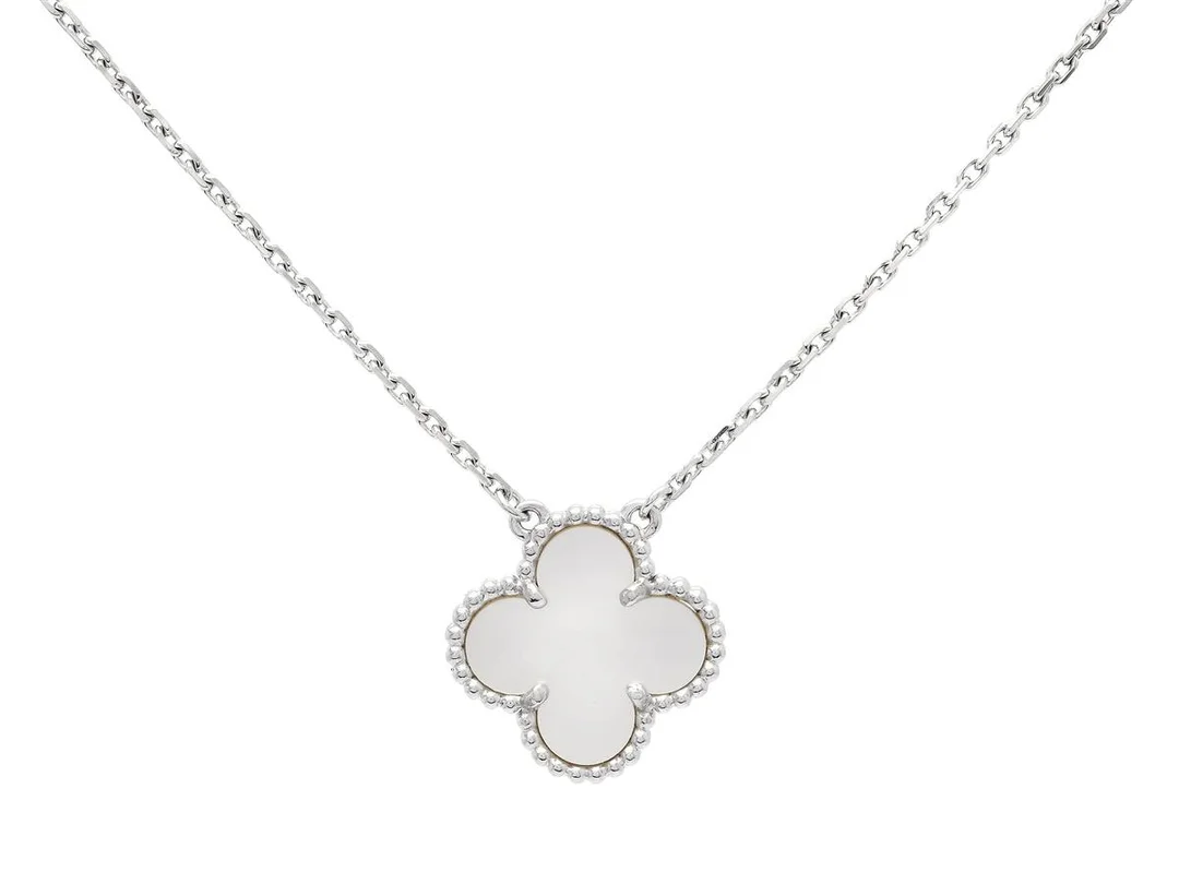 VAN CLEEF & ARPELS, collier, Vintage Alhambra, 18K vitguld, pärlemor, ref. nr. JE064284, längd 37,5-42 cm, vikt 5,4 g, certifikat, originaletui. — Smycken/Collier — Kaplans