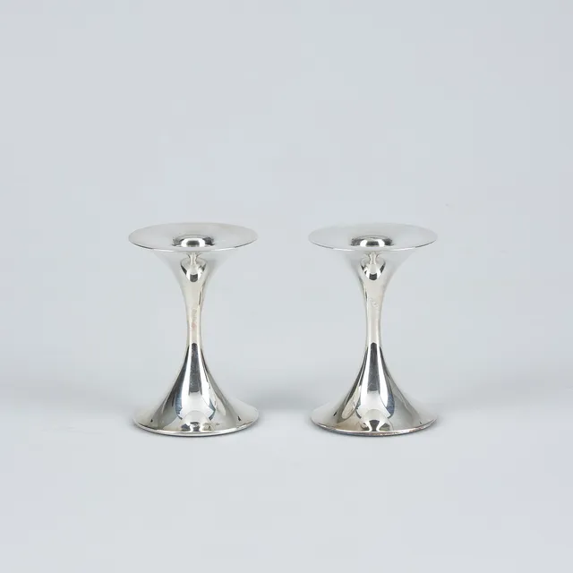 TAPIO WIRKKALA. LJUSSTAKAR, ett par, Trumpet, silver, Kultakeskus, Tavastehus 2014.