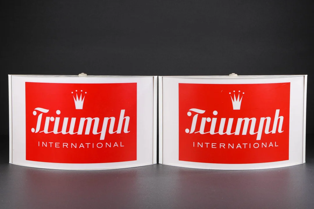 Triumph. Et par reklameskilte (2) — Hobby and collectibles/Collectibles — Lauritz