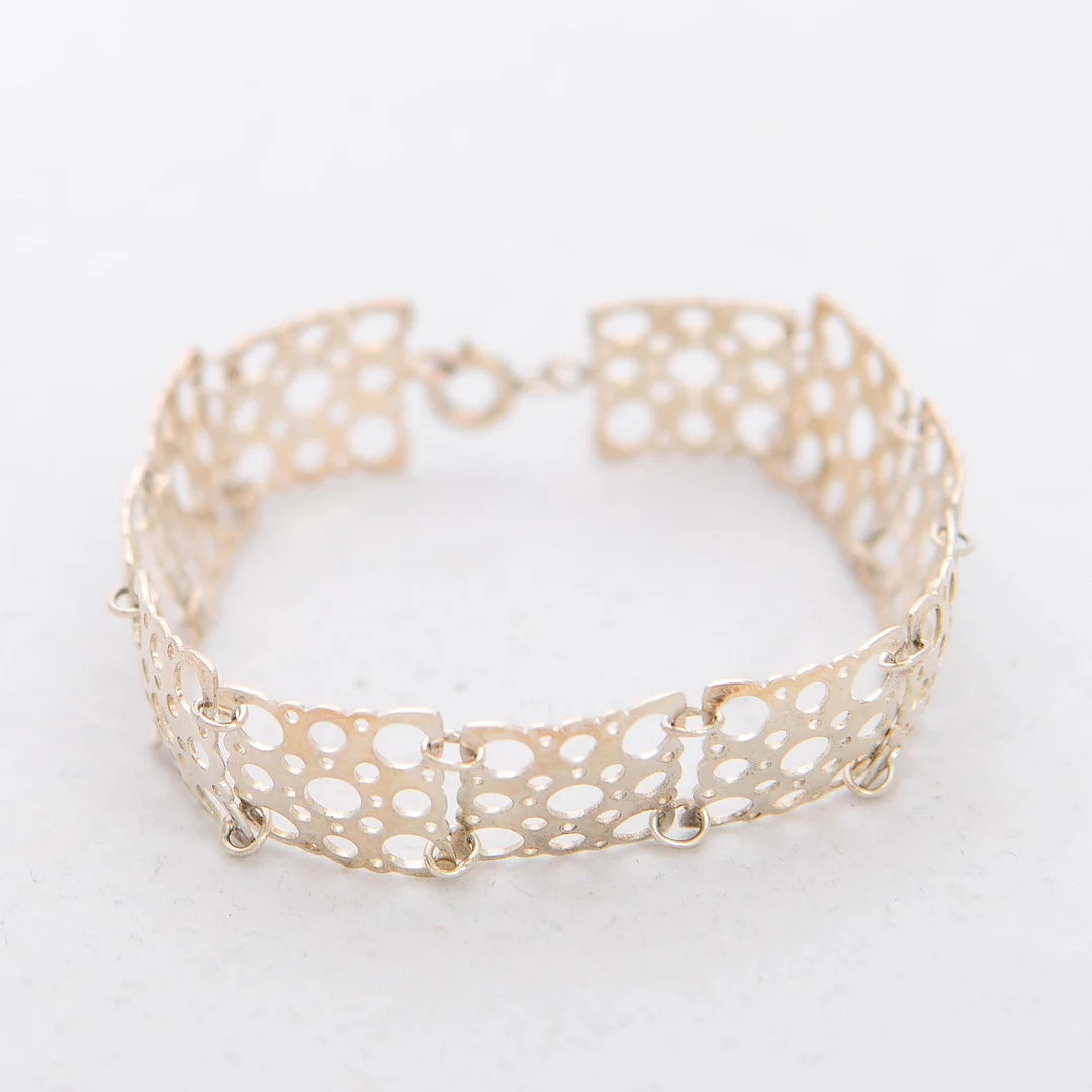 LIISA VITALI. Armband, "Leppäkenttu" eller "Nyckelpiga", silver, Nestor Westerback, Finland. — Silver — Formstad Auktioner