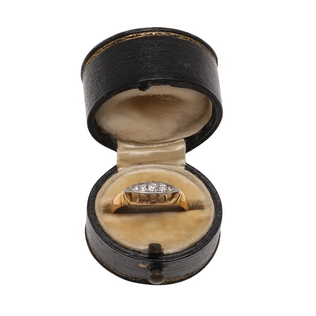 A DIAMOND FIVE STONE RING.