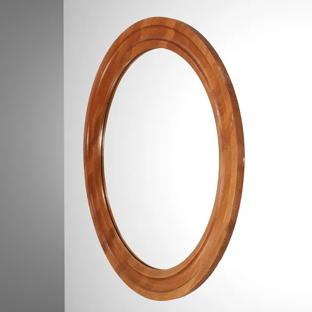 DANSK DESIGN. Cirkulært spejl med ramme af egetræ, Hadsten Træindustri, 1900-tallets anden halvdel.