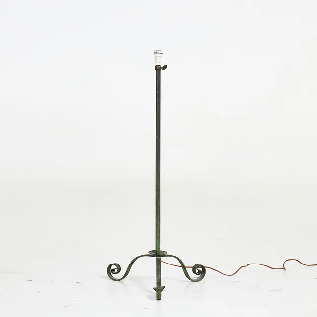GOLVLAMPA, 1900-talets mitt, stomme i patinerad smide, höj och sänkbar.