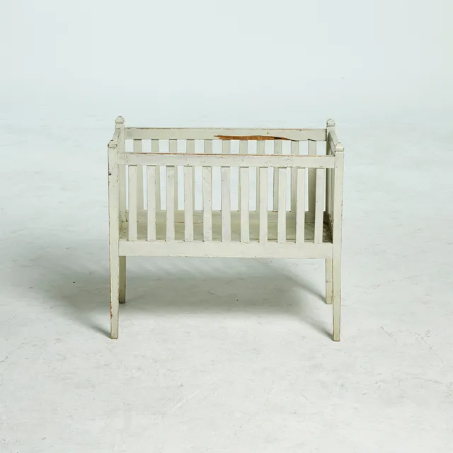 BLOMBORD, 1900-talets början, bemålad i off-white kulör.