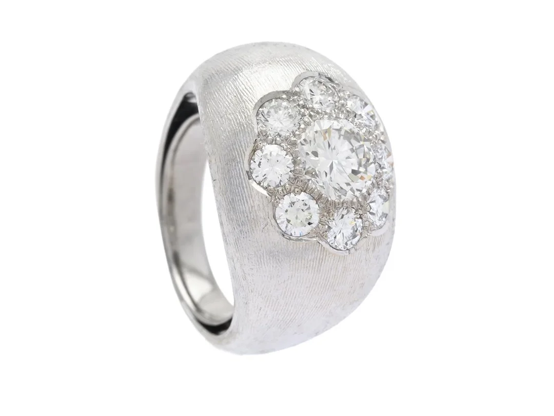 RING, 18K vitguld, briljantslipad diamant ca 0,80 ct, ca TW(F)/SI1, 8 briljantslipade diamanter ca 0,83 ctv, ca TW/VS, stl ca 15,5 mm, vikt 10,0 g, storleksändrad med innerskena, mittstenen har litet nagg på kuletten. — Smycken/Ring — Kaplans