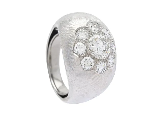RING, 18K vitguld, briljantslipad diamant ca 0,80 ct, ca TW(F)/SI1, 8 briljantslipade diamanter ca 0,83 ctv, ca TW/VS, stl ca 15,5 mm, vikt 10,0 g, storleksändrad med innerskena, mittstenen har litet nagg på kuletten.