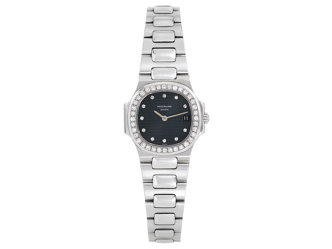 PATEK PHILIPPE, Nautilus, Cal E19 C, Serie nr. 1524037, Ref nr. 4700/3, Boett nr. 554574, damur, 24,5 x 24,5 (27) mm, platina, quartz, safirglas, datum, briljantkrans (36 st. TW/VVS), diamanturtavla (12 st. 8/8), integrerad originallänk, viklås, totalvikt 101,2 gram, ca 1994, box (skadad), ytterkartong. — Klockor/Patek Philippe — Kaplans