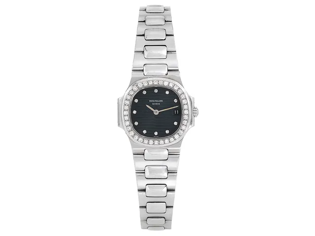 PATEK PHILIPPE, Nautilus, Cal E19 C, Serie nr. 1524037, Ref nr. 4700/3, Boett nr. 554574, damur, 24,5 x 24,5 (27) mm, platina, quartz, safirglas, datum, briljantkrans (36 st. TW/VVS), diamanturtavla (12 st. 8/8), integrerad originallänk, viklås, totalvikt 101,2 gram, ca 1994, box (skadad), ytterkartong.