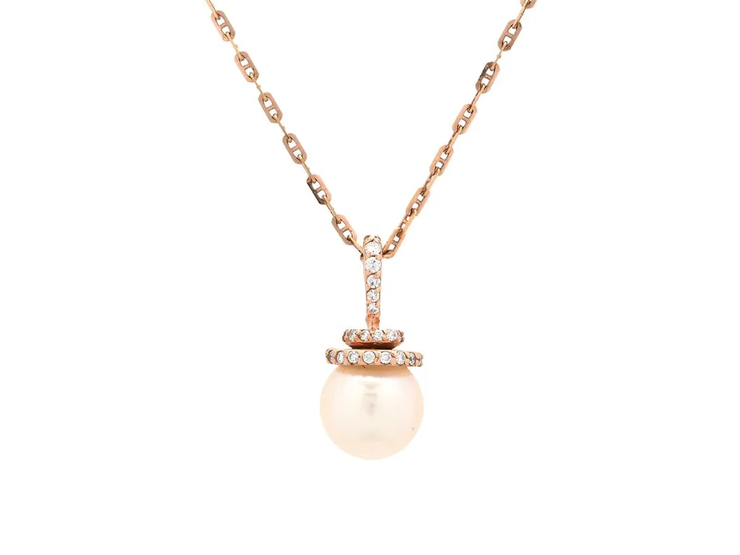HÄNGE MED KEDJA, 18K roséguld, odlad pärla ca 10,1 mm, briljantslipade diamanter ca 0,25 ctv, ca TW/VS-SI, längd 40,5 cm, vikt 6,1 g. — Smycken/Hänge med kedja — Kaplans