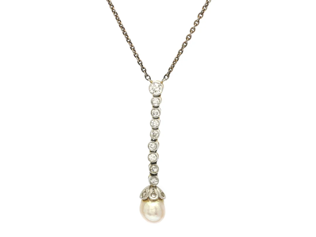 COLLIER, 18K guld/platina, orientalisk pärla, en mediumslipad och 8 åttkantslipade diamanter ca 0,25 ctv, ca H(W)/VS, ca 1930-tal, kedja i silver, längd 43 cm, vikt 4,1 g. — Smycken/Collier — Kaplans