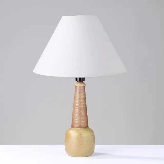 NILS KÄHLER (1906-1979). Bordlampe af delvist glaseret stentøj, Herman A. Kähler, Danmark, ca. 1960'erne.