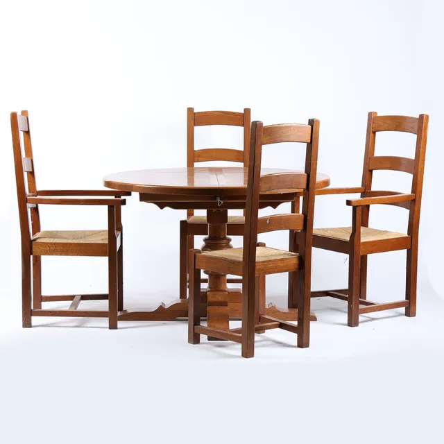 A 20TH CENTURY OAK EXTENDING DINING TABLE AND CHAIRS.