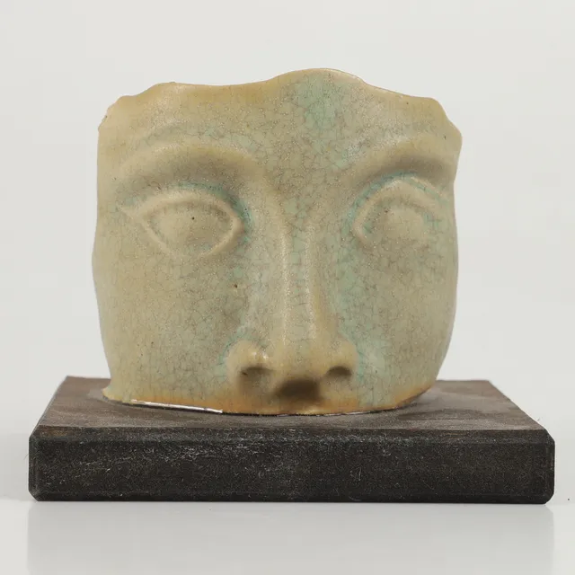 NICLAS ANDRÉASSON. Skulptur, ansikte, keramik på träplatta, signerad.