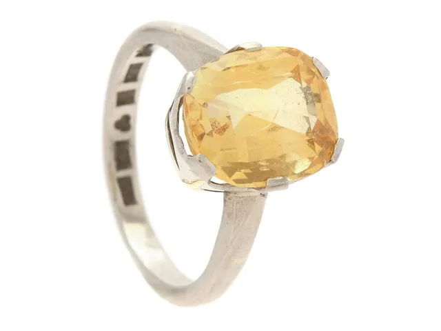 RING, 18K vitguld, kuddslipad gul safir ca 6,5 ct, Lund 1976, stl 17 mm, vikt 5,5 g, skada vid rondist/paviljong.