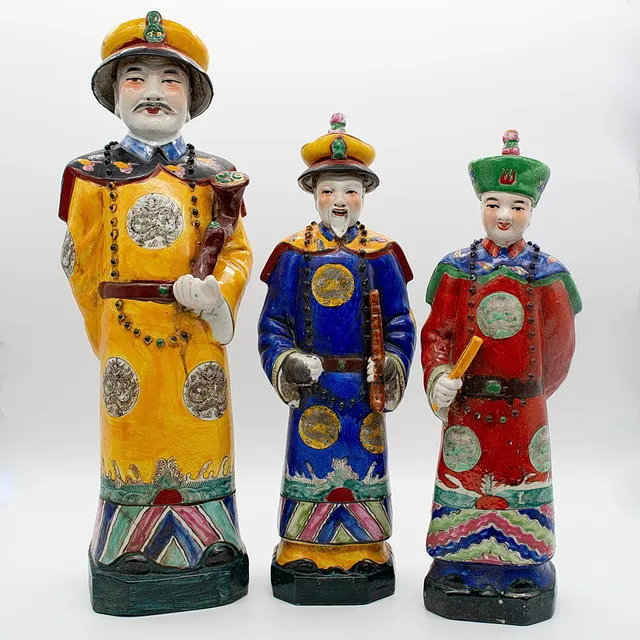 DREI FIGUREN AUS PORZELLAN, FAMILLE VERTE, UM 1950, CHINA, CHINESISCHER KAISER, CHINESISCHER BEAMTER, CHINESISCHER PRINZ.