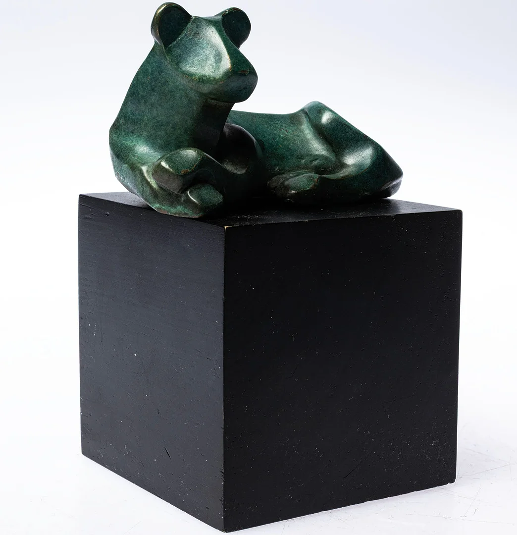 SEBASTIAN SCHILDT. Skulptur på sockel, grönpatinerad brons, “Riksdagslejoninnan”, signerad. — Sculptures & Bronzes — Handelslagret Auktionsservice