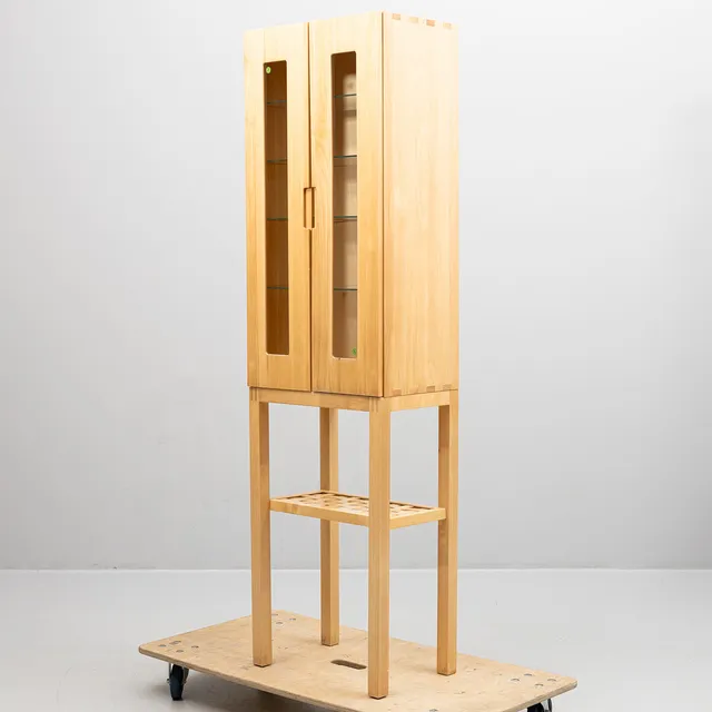 KNUT OCH MARIANNE HAGBERG. Vitrinskåp, "Ottenby", massiv asp, IKEA, 2000-tal.