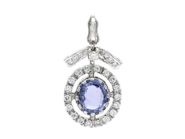 HÄNGE, 18K vitguld, ovalslipad troligen obehandlad safir ca 2,70 ct, 27 briljantslipade diamanter ca 0,70 ctv, ca TW-TCr/VS, Reijo Nieminen, Stockholm 1993, höjd 32 mm, vikt 7,9 g, safiren har nagg vid rondisten, enstaka diamanter har nagg och skador.