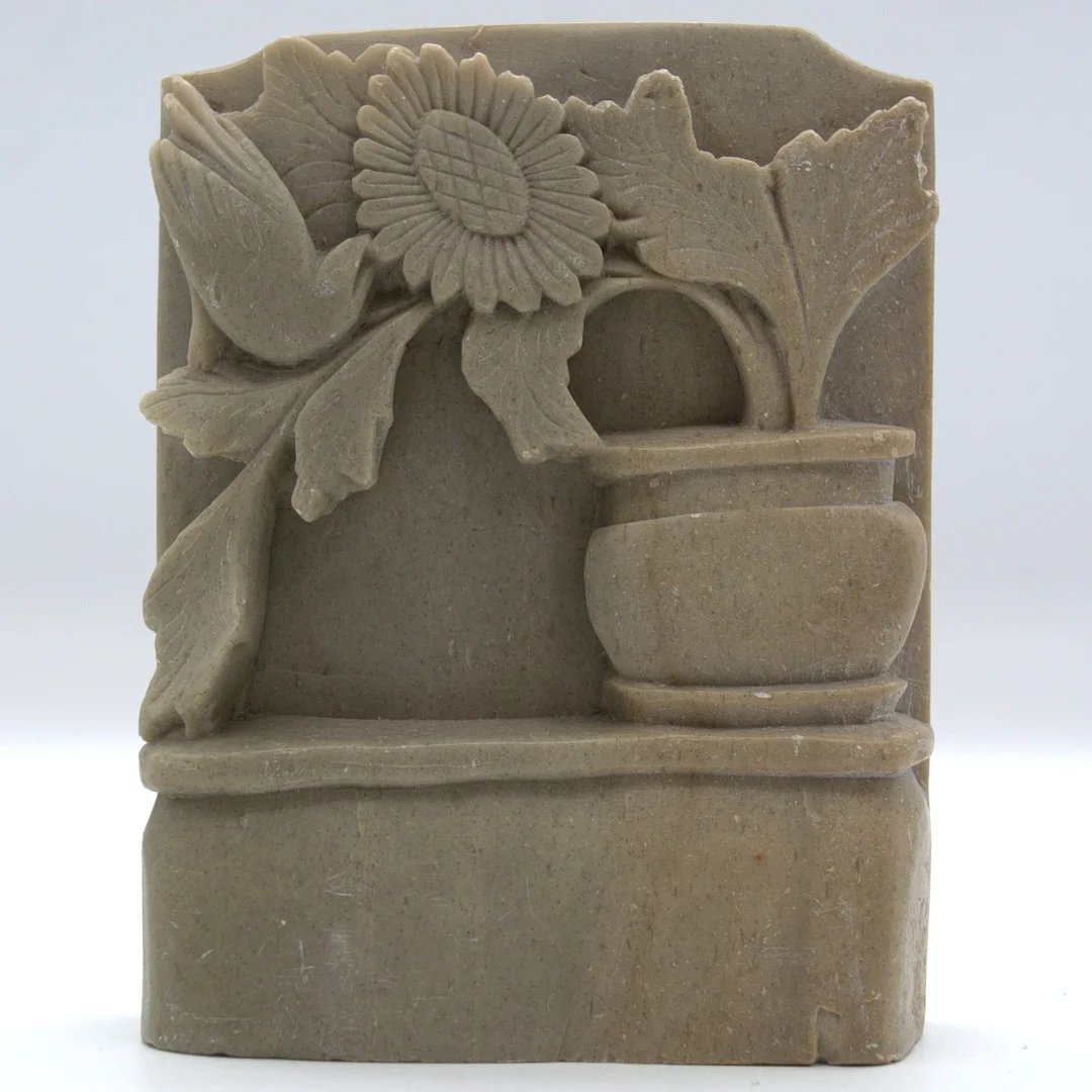RELIEFPLATTE, FLORALES MOTIV MIT VASE, MARMOR HANDARBEIT, 20. JAHRHUNDERT, CHINA. — Jade — Kunst- und Auktionshaus Kleinhenz