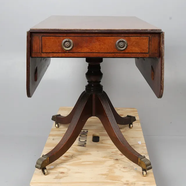 REGENCY MAHOGANY PEMBROKE TABLE.