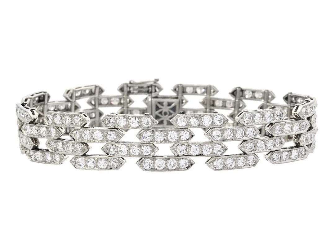 ARMBAND, platina, gammalslipade diamanter ca 6,50 ctv, ca TW-W/VS-SI, Art Deco, längd 17 cm, vikt 27,7 g, enstaka diamanterna har skador och nagg, originaletui från Hof Juvelier Heimerdinger, Wiesbaden, Baden-Baden. — Smycken/Armband — Kaplans