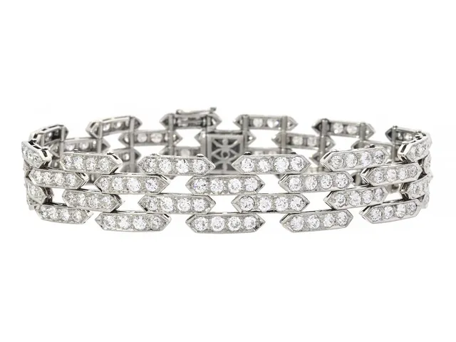 ARMBAND, platina, gammalslipade diamanter ca 6,50 ctv, ca TW-W/VS-SI, Art Deco, längd 17 cm, vikt 27,7 g, enstaka diamanterna har skador och nagg, originaletui från Hof Juvelier Heimerdinger, Wiesbaden, Baden-Baden.