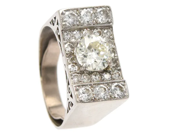RING, 18K vitguld, gammalslipad diamant ca 1,00 ct, ca Ca(M)/SI1, 6 briljantslipade diamanter ca 0,60 ctv, ca W-TCa(H-L)/SI, 16 åttkantslipade diamanter ca 0,40 ctv, stl 17 mm, vikt 9,3 g, storleksminskad genom fjäder i ringskenan, mindre nagg och naturaler på mittstenens rondist, en åttkantslipad diamant är skadad, mittensten lös i fattning.