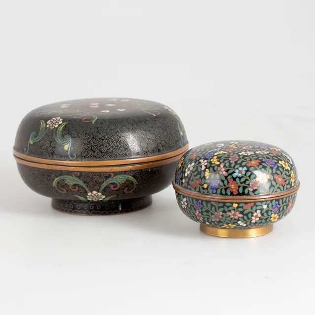 Zwei Deckeldosen, Cloisonné, China, späte Qing-Dynastie und frühes 20. Jh. (2).